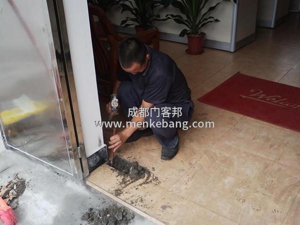 地彈簧玻璃門擦地怎么調(diào),2玻璃門地彈簧上下調(diào)節(jié)方法