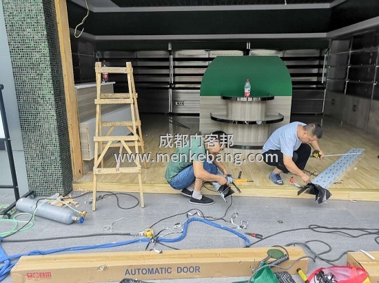 雙流公興鎮(zhèn)自動感應(yīng)門安裝案例,成都雙流美食展廳感應(yīng)門案例